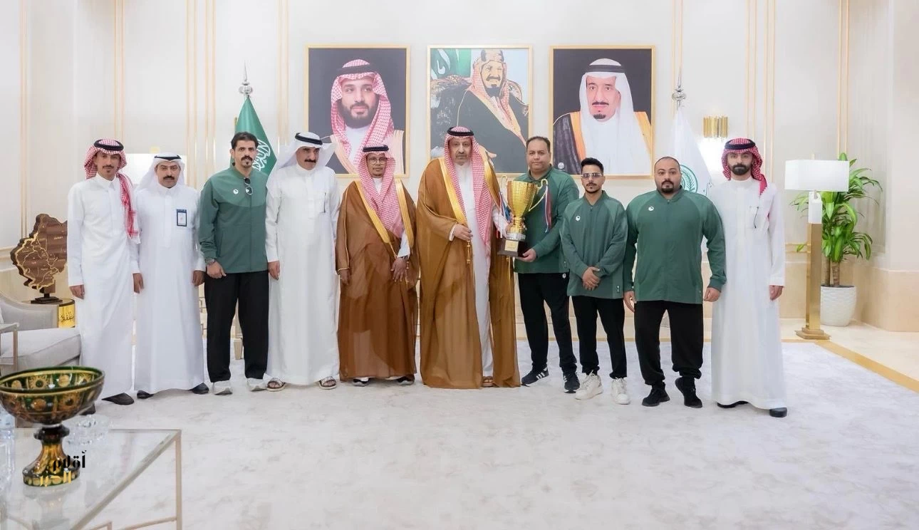 أمير الباحة يستقبل أبطال الكرة الطائرة الشاطئية لذوي الإعاقة ويشيد بإنجازهم الوطني