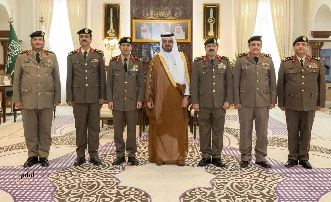 نائب أمير منطقة مكة المكرمة يقلّد عدداً من القيادات الأمنيّة  رتبهم الجديدة