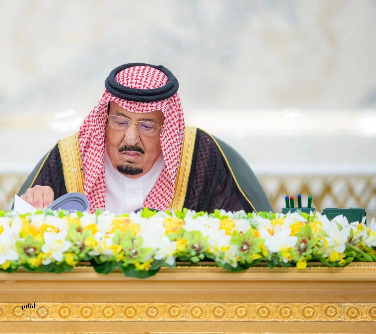 خادم الحرمين الشريفين يرأس جلسة مجلس الوزراء في جدة