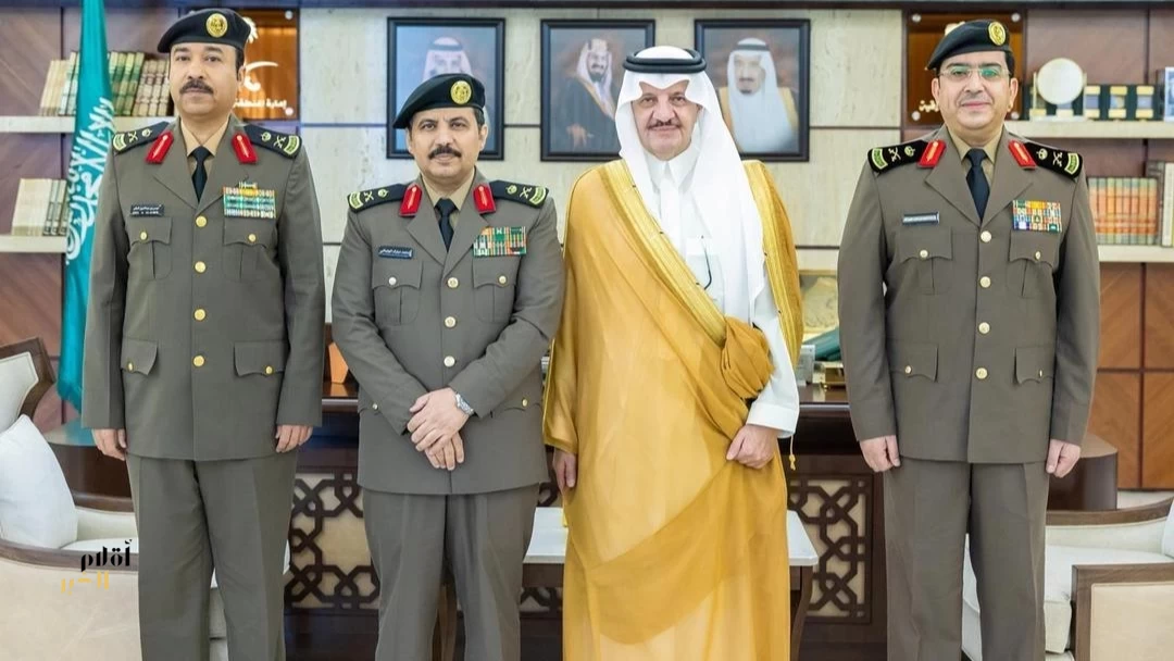 أمير الشرقية يقلّد مدير مرور المنطقة ومساعد مدير الشرطة لشؤون الأمن رتبة "لواء