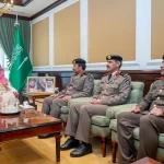 نائب أمير منطقة تبوك يستقبل مدير شرطة المنطقة ويقلد نائب مدير الشرطة ومدير المرور بالمنطقة رتبهم الجديدة  