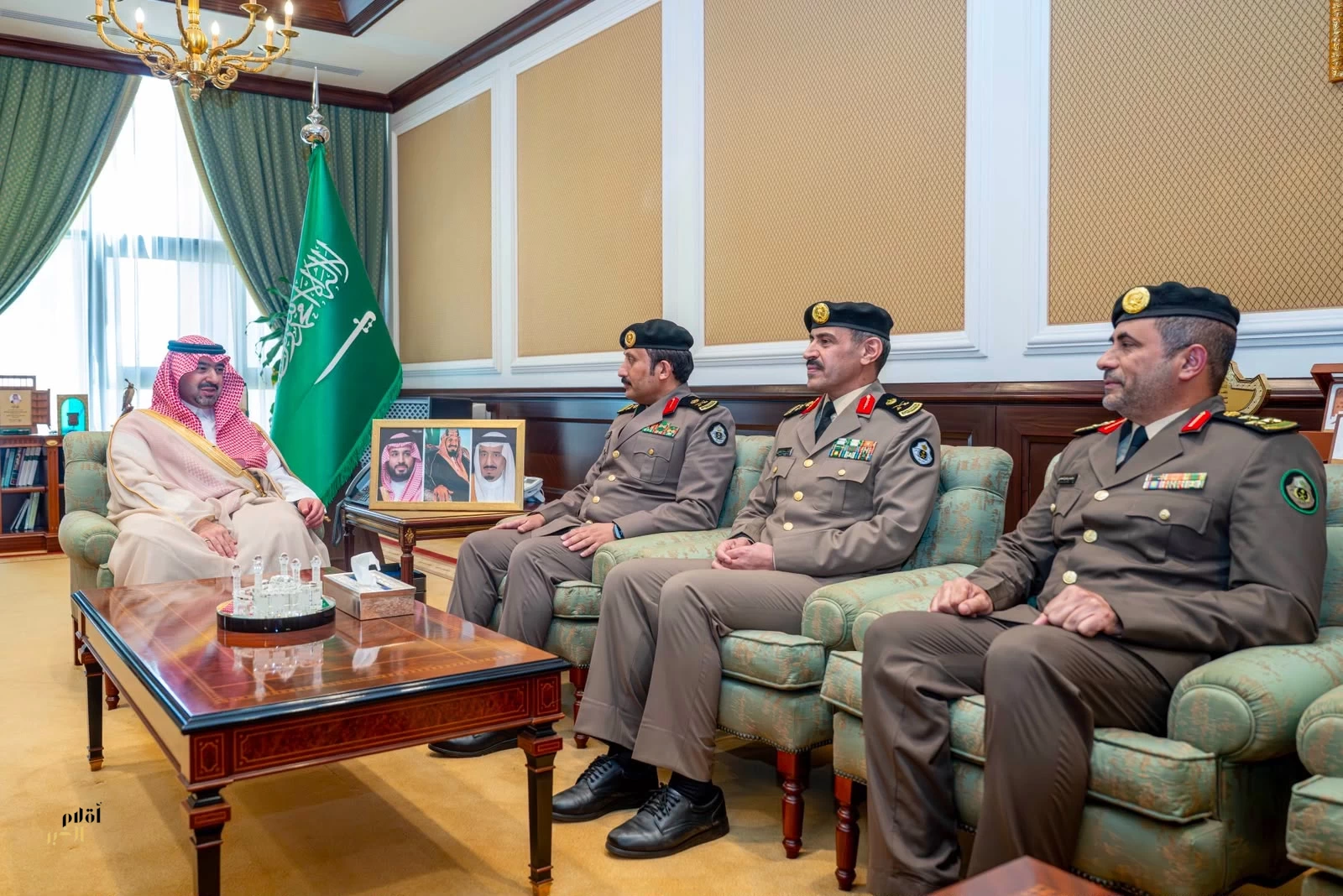 نائب أمير منطقة تبوك يستقبل مدير شرطة المنطقة ويقلد نائب مدير الشرطة ومدير المرور بالمنطقة رتبهم الجديدة  