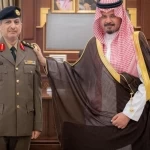 أمير منطقة المدينة المنورة يقلّد وكيل الإمارة للشؤون الأمنية ومدير إدارة الاستقبال والمراسم رتبتيهما الجديدتين
