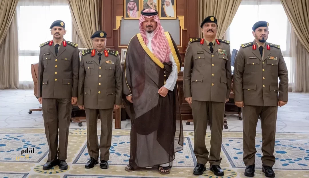 أمير منطقة المدينة المنورة يقلّد عددًا من الضباط رتبهم الجديدة