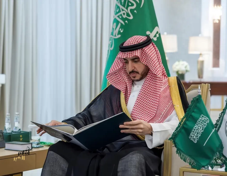 أمير منطقة الجوف يتسلم التقرير السنوي لفرع وزارة التجارة بالمنطقة لعام 2025م