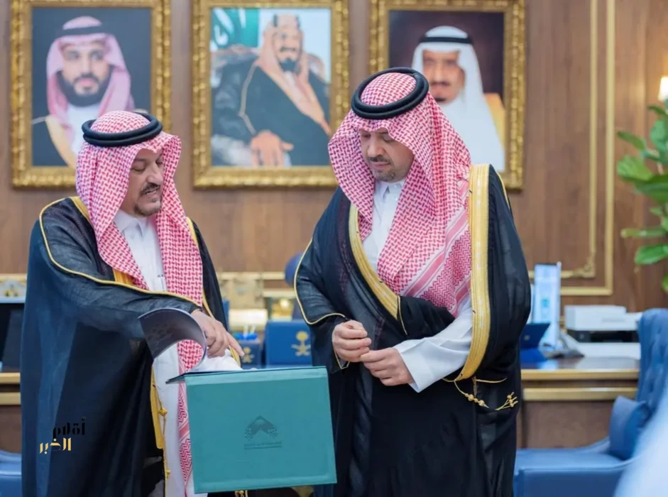 أمير منطقة الحدود الشمالية يتسلّم المنهجية الإستراتيجية لأمانة المنطقة