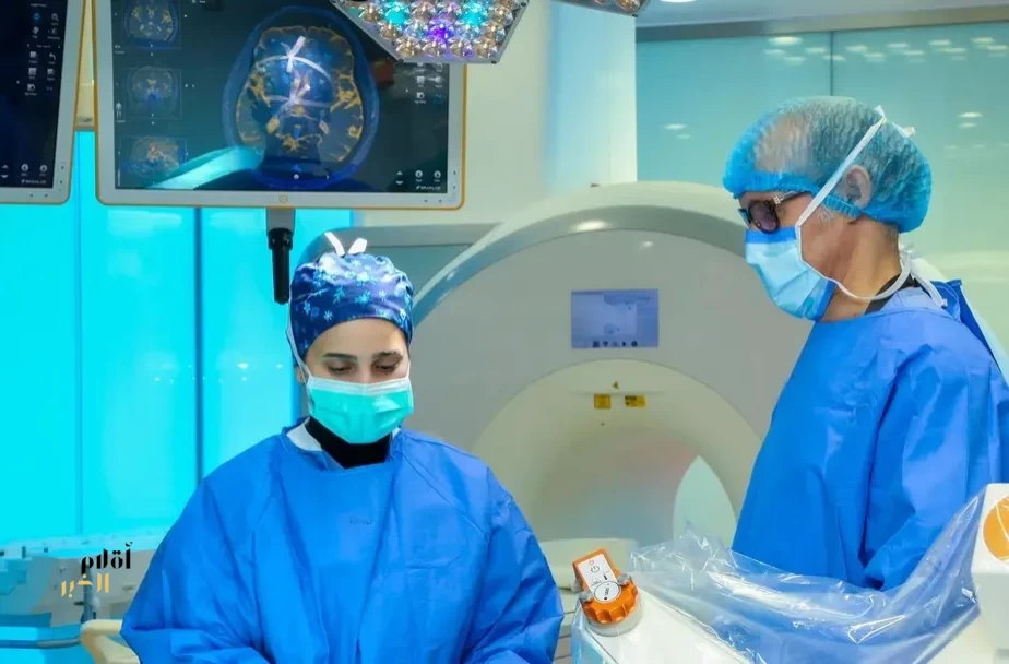 "التخصصي" يوظف الروبوت في جراحات التحفيز العميق للدماغ لعلاج اضطرابات الحركة