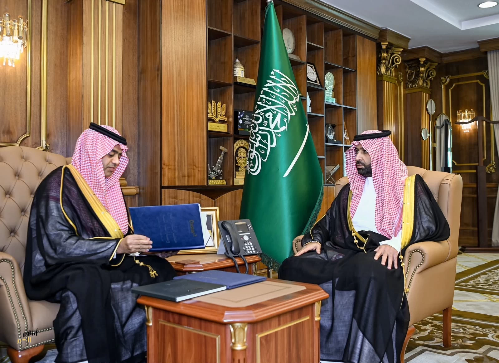 أمير جازان يطّلع على المراحل النهائية لمطار جازان الدولي الجديد ويتسلّم التقرير السنوي للمطار الحالي