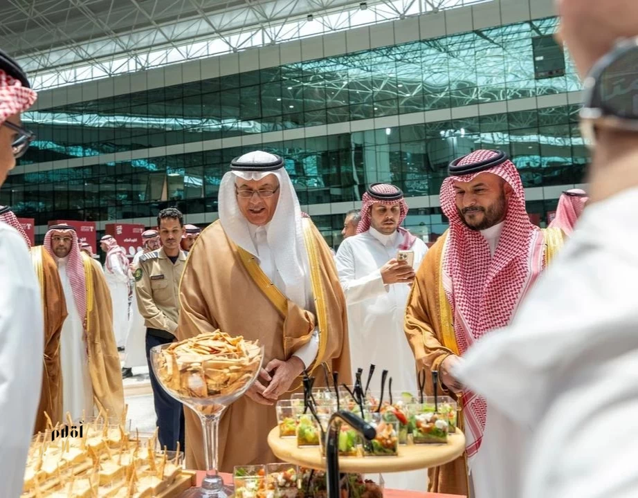 وزير "البيئة" يدشن حملة "بالتمر أبرك" لتعزيز حضور التمور في الأطباق الغذائية بالمملكة