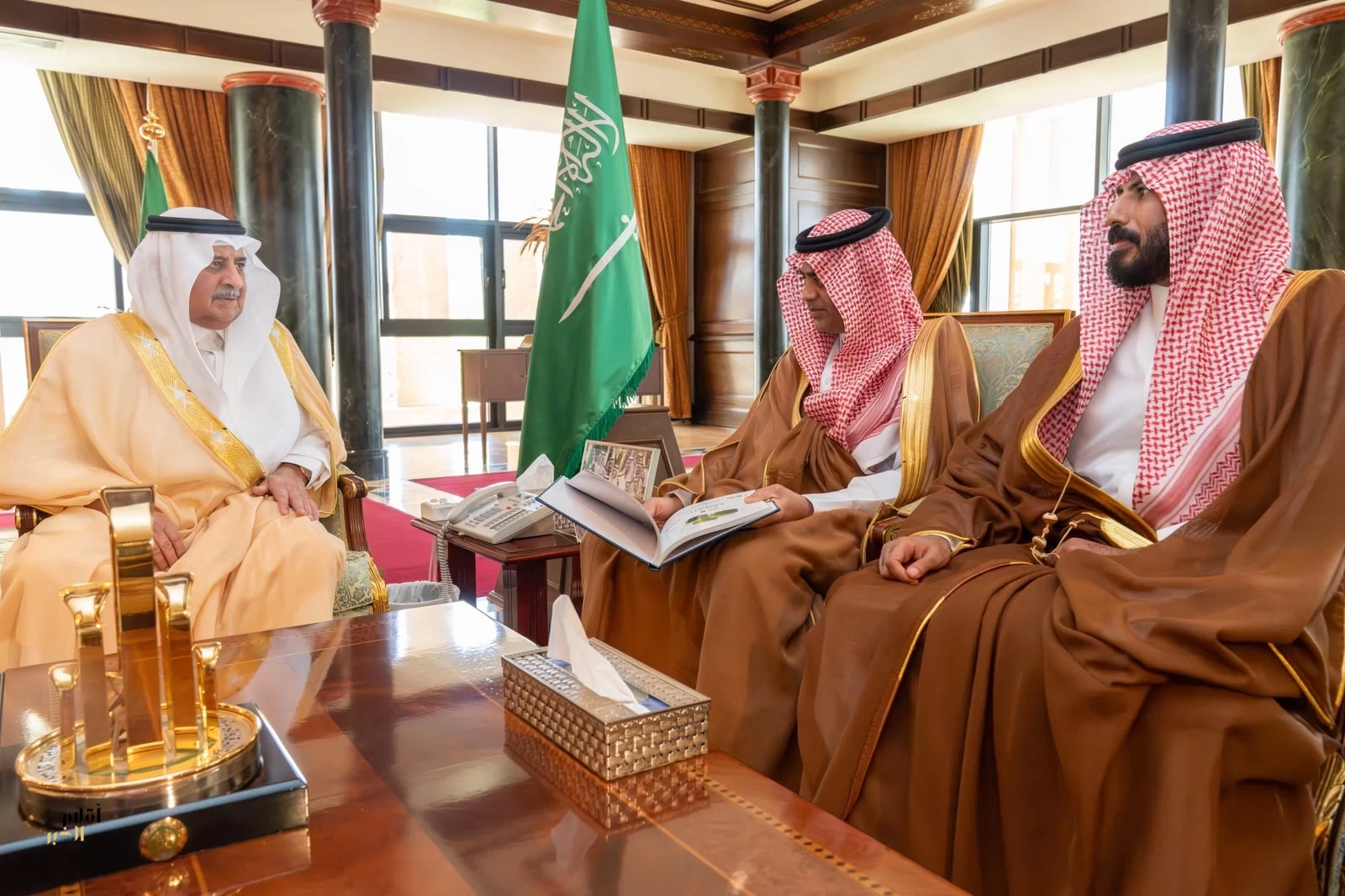 أمير تبوك يتسلم التقرير السنوي لمطار الأمير سلطان بن عبدالعزيز الدولي