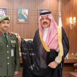 أمير حائل يقلّد مدير جوازات المنطقة المكلّف رتبته الجديدة