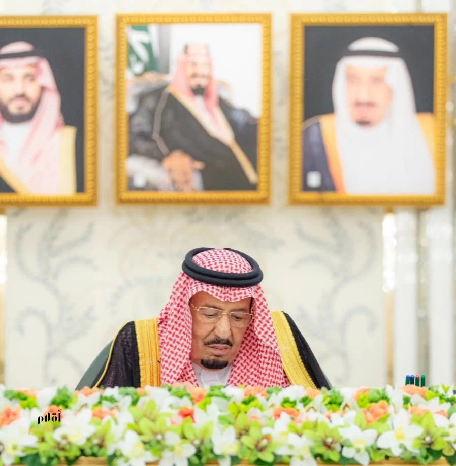 خادم الحرمين الشريفين يرأس جلسة مجلس الوزراء في جدة