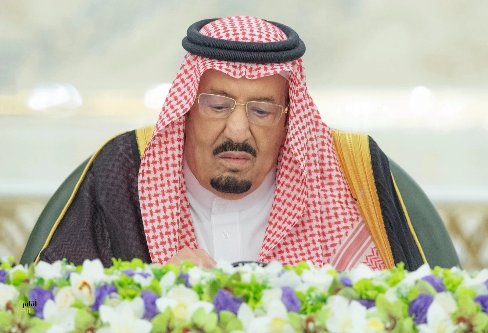 خادم الحرمين الشريفين يرأس جلسة مجلس الوزراء في جدة