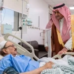 أمير تبوك يطمئن على صحة محافظ حقل 