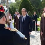 وسط مراسم استقبال رسمية.. سمو ولي العهد يصل إلى قصر الإنفاليد في العاصمة الفرنسية باريس