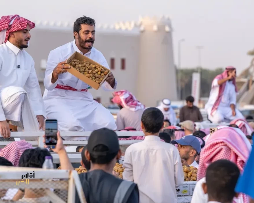 أكثر من 200 "دلّال" يديرون حركة المزاد في كرنفال بريدة للتمور