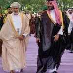 سلطان عُمان يصل إلى جدة وسمو ولي العهد في مقدمة مستقبليه