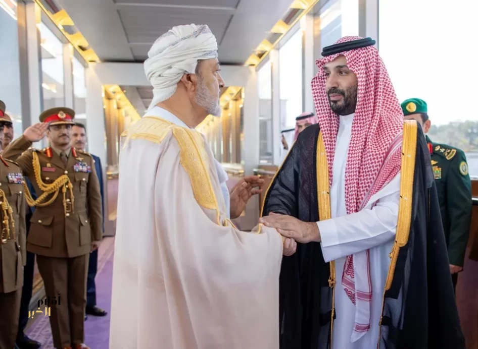 سلطان عُمان يغادر جدة وسمو ولي العهد في مقدمة مودعيه