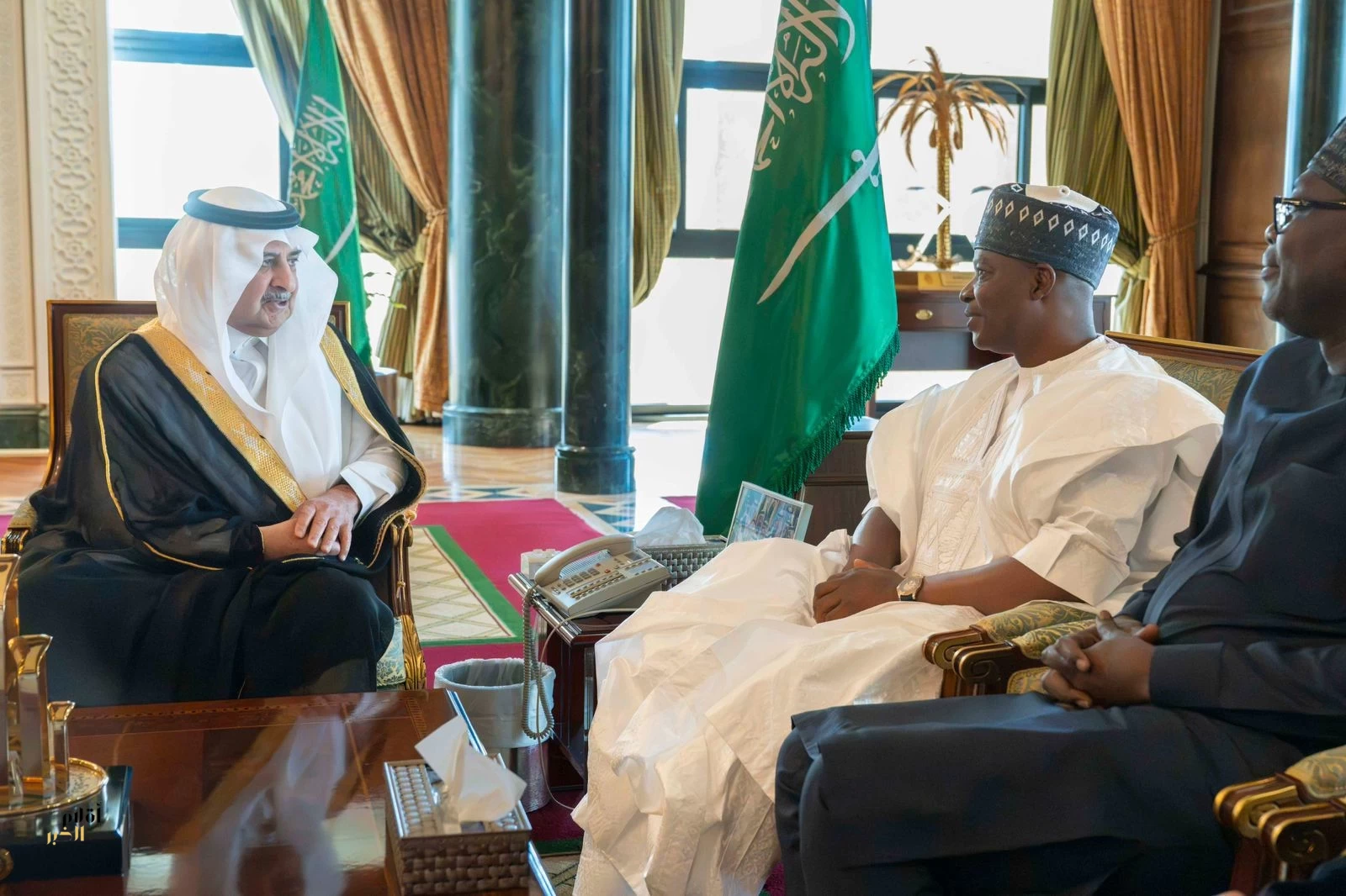 أمير تبوك يستقبل القنصل العام لجمهورية غانا 