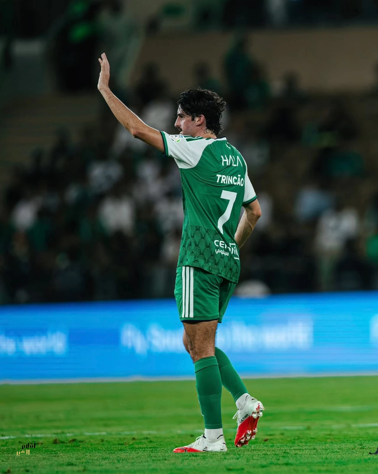 الأهلي يمطر شباك الرياض بخماسية ويواصل مطاردة القمة