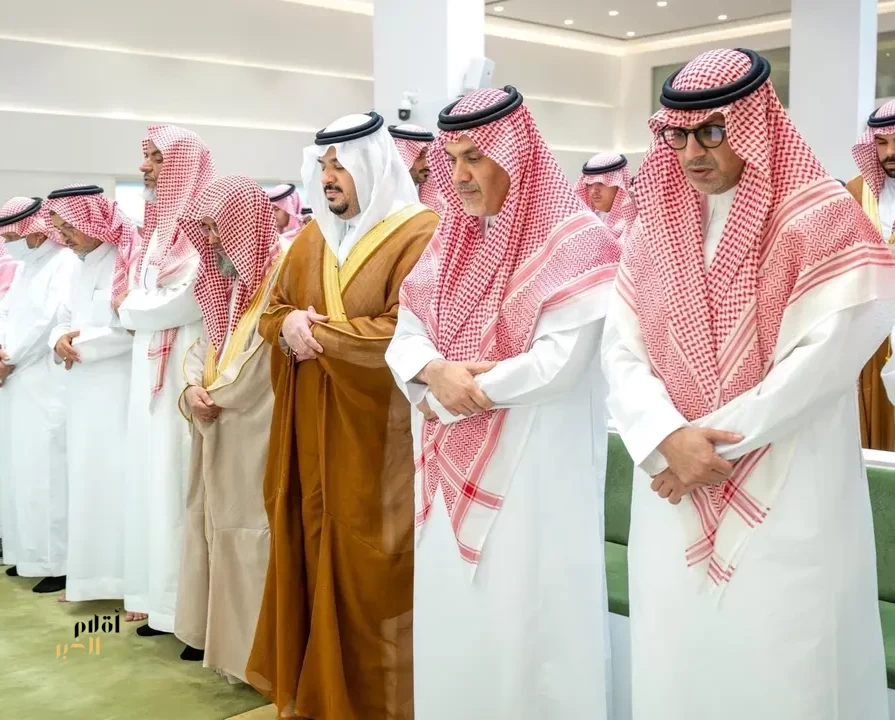 نائب أمير منطقة الرياض يؤدي صلاة الميت على عبدالجليل آل سيف