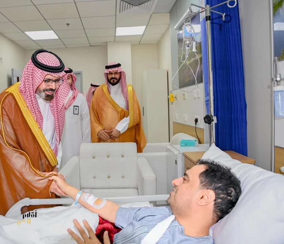 نائب أمير جازان يطمئن على صحة مدير فرع المجاهدين