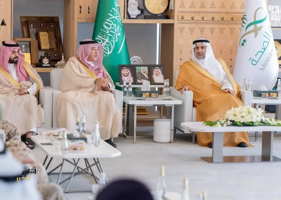 وزير الصحة يسلّم مساعد وزير الدفاع للشؤون التنفيذية 4 شهادات لاعتماد مدن عسكرية مدنًا صحية