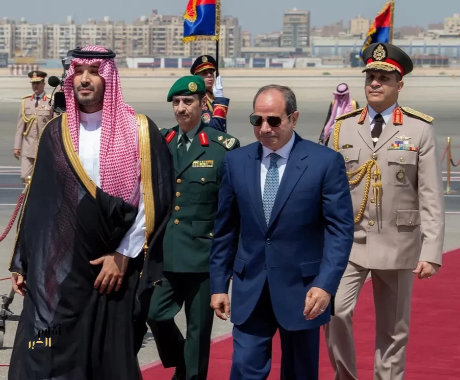 سمو ولي العهد يصل إلى القاهرة في زيارة عمل وفي مقدمة مستقبليه الرئيس المصري