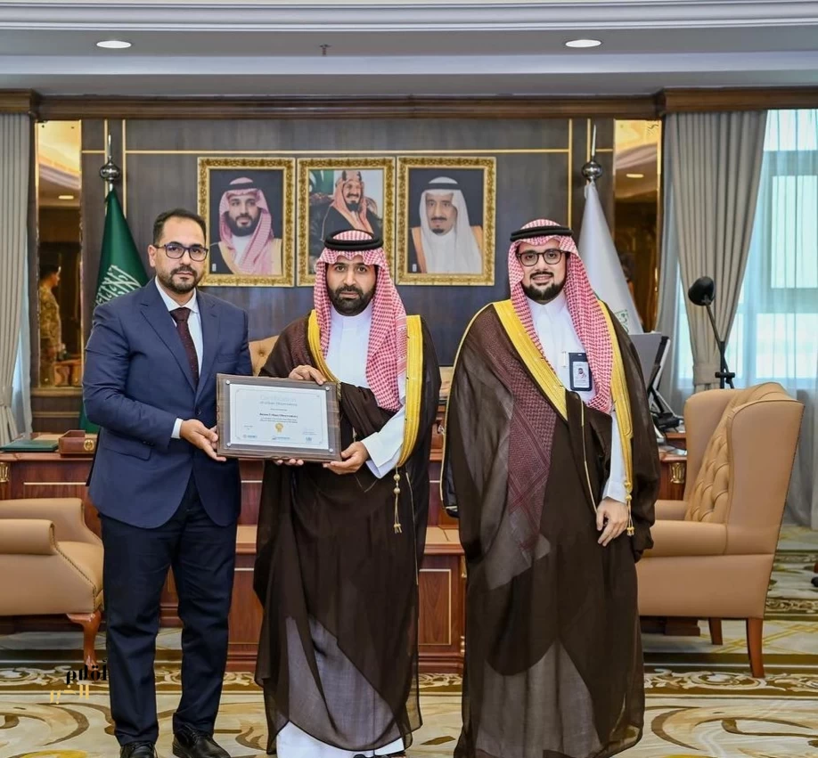 أمير منطقة جازان يتسلّم شهادة انضمام مرصد المنطقة إلى شبكة المراصد الحضرية العالمية التابعة للأمم المتحدة