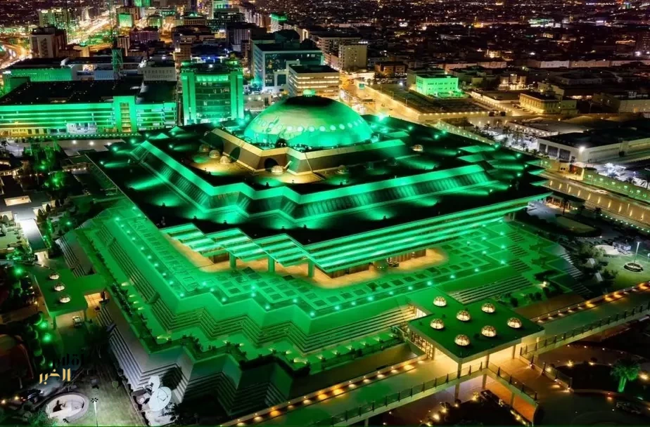 مبنى وزارة الداخلية يكتسي باللون الأخضر احتفاءً باليوم الوطني السعودي