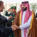 ولي العهد يستقبل الرئيس الفرنسي في الرياض