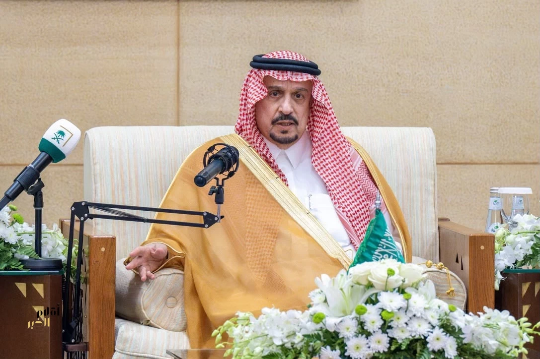 أمير الرياض يستقبل رئيس مجلس الجمعيات الأهلية بالمنطقة ويتسلّم التقرير السنوي لأعمال المجلس