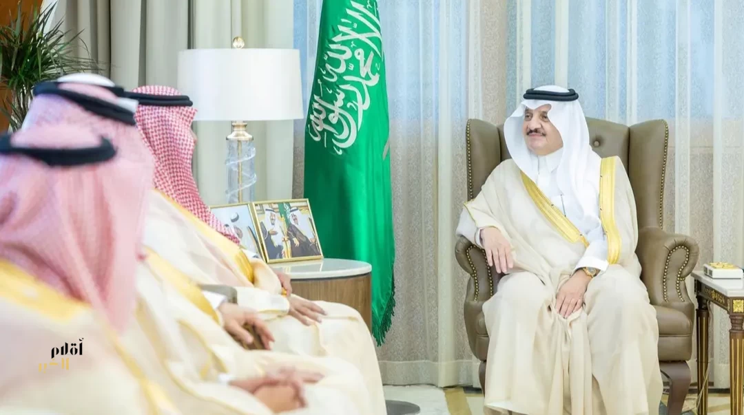 أمير المنطقة الشرقية يستقبل وزير الإعلام
