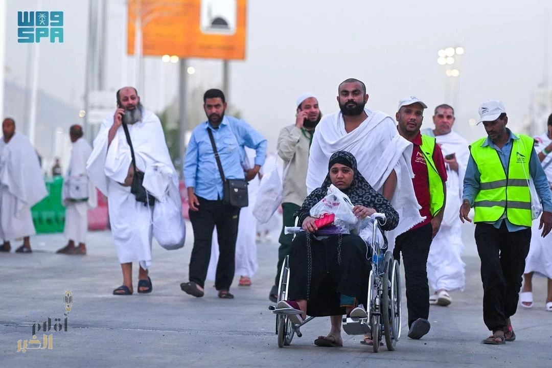 ضيوف الرحمن يتوافدون إلى صعيد عرفات لأداء ركن الحج الأعظم