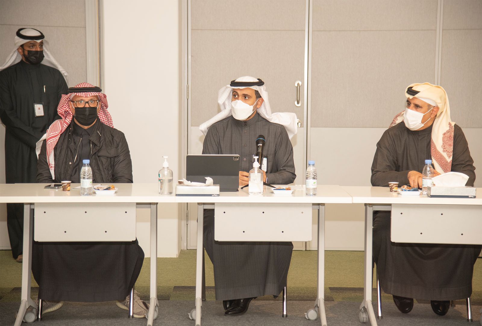 وزير الصحة يلتقي رجال الأعمال ويناقش معهم مبادرات تطوير القطاع الصحي