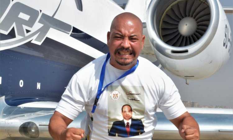 بوزن 14 طن .... مواطن مصري يشد طائرة ركاب باسنانه