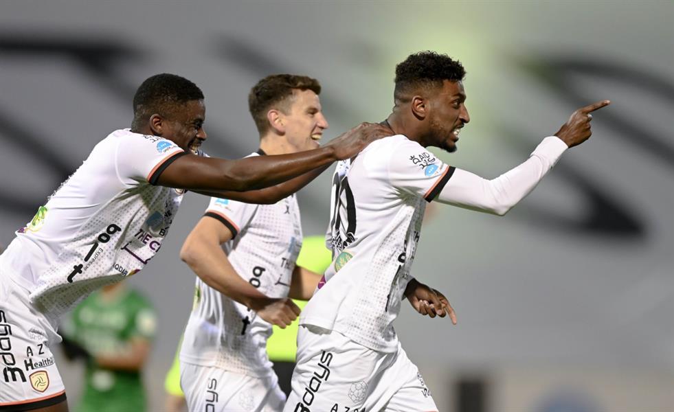 بعد تغلبه على الأهلي بالثلاثة الشباب يتربع فوق عرش الصدارة