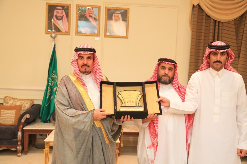 مُحافظ وادي الدواسر يُكرم اللجان التطوعية المنظمة لفعالية "نجري معاً "