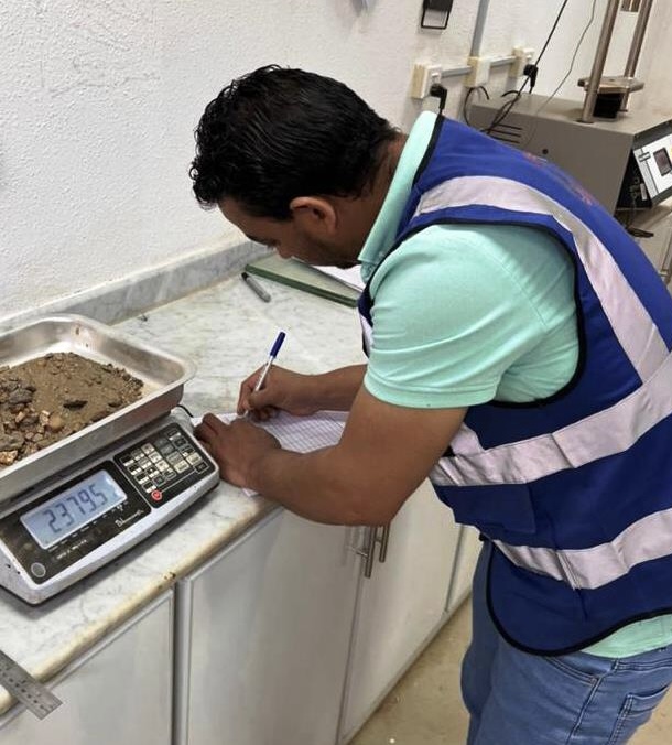 أمانة عسير تبدأ تشغيل المختبر الهندسي لضبط الجودة ورفع كفاءة وجودة المشاريع