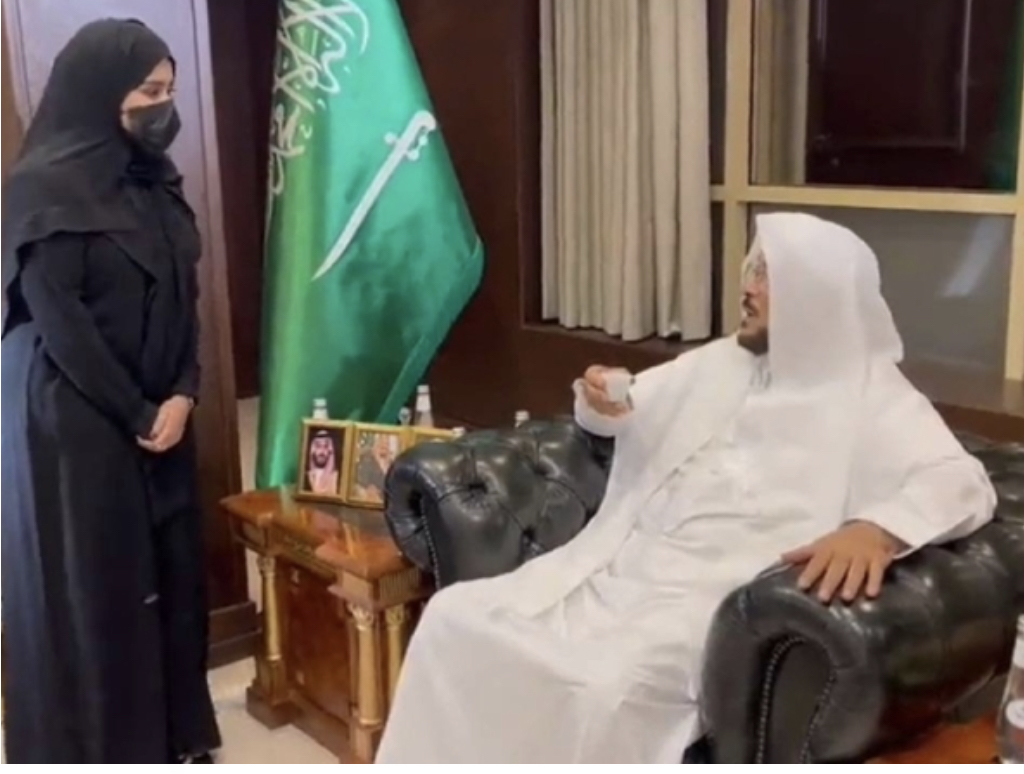 وزير الشؤون الإسلامية يعفي مسؤول الإعلام بفرع الوزارة بمكة ويكلف سيدة متخصصة بدلاً عنه