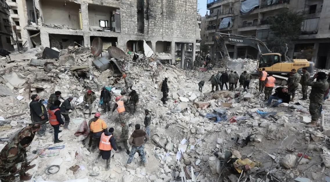 فرق الإغاثة تسابق الزمن لانتشال الضحايا والعالقين تحت الأنقاض