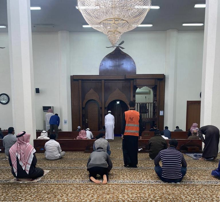 بالتعاون مع فرع وزارة الشؤون الإسلامية مجلس شباب الجوف يشارك في تطبيق الاحترازات الوقائية لمنع تفشي فايروس كورونا في جوا