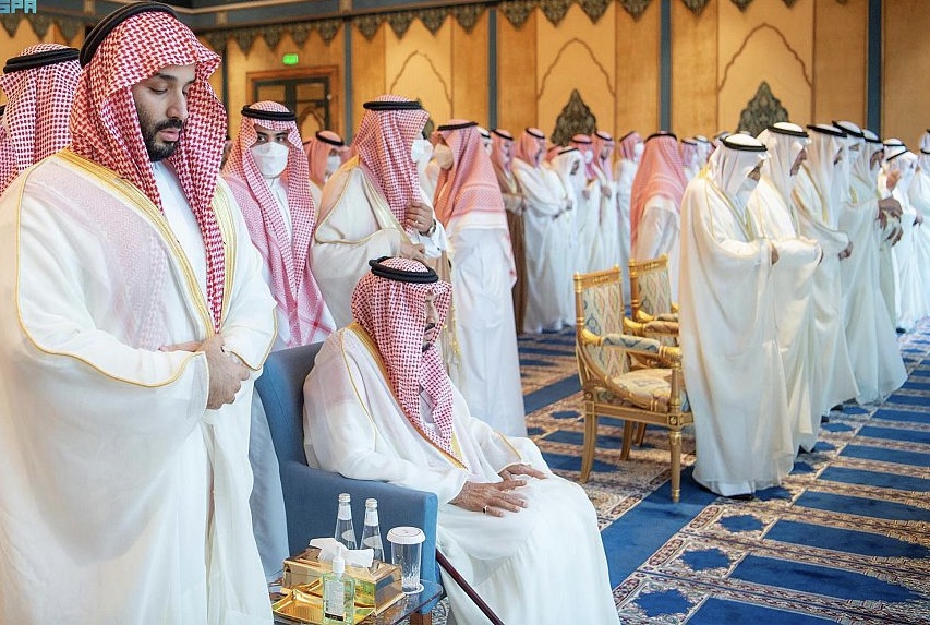 خادم الحرمين الشريفين يؤدي صلاة عيد الفطر المبارك مع جموع المصلين في المسجد الحرام