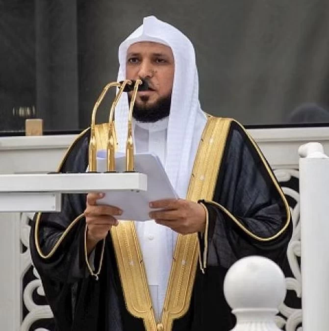 تعرّض لانخفاض في الضغط  السديس يكمل الصلاة بدلاً عن ماهر المعيقلي