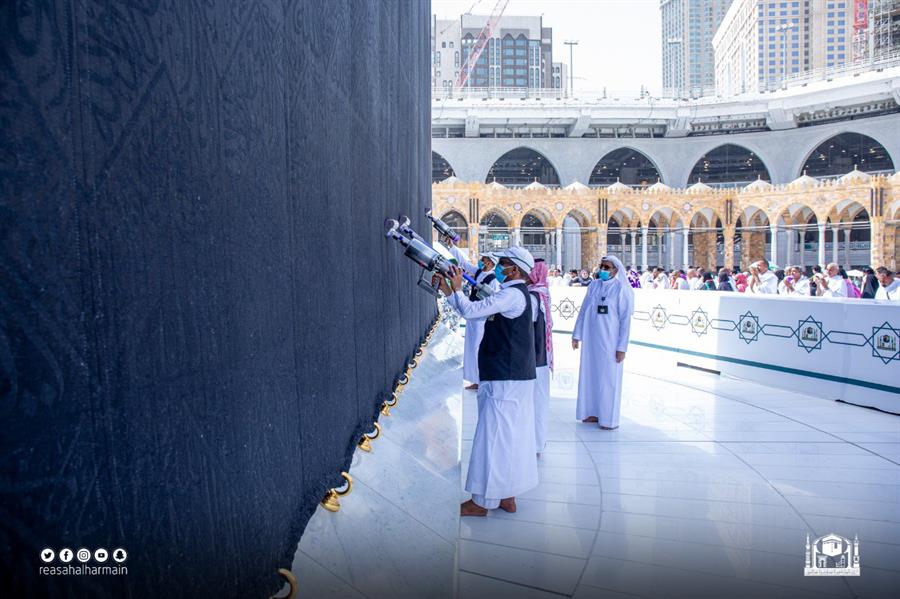 تدشين ماكينة شفط ذكية لتنظيف ثوب الكعبة المشرفة