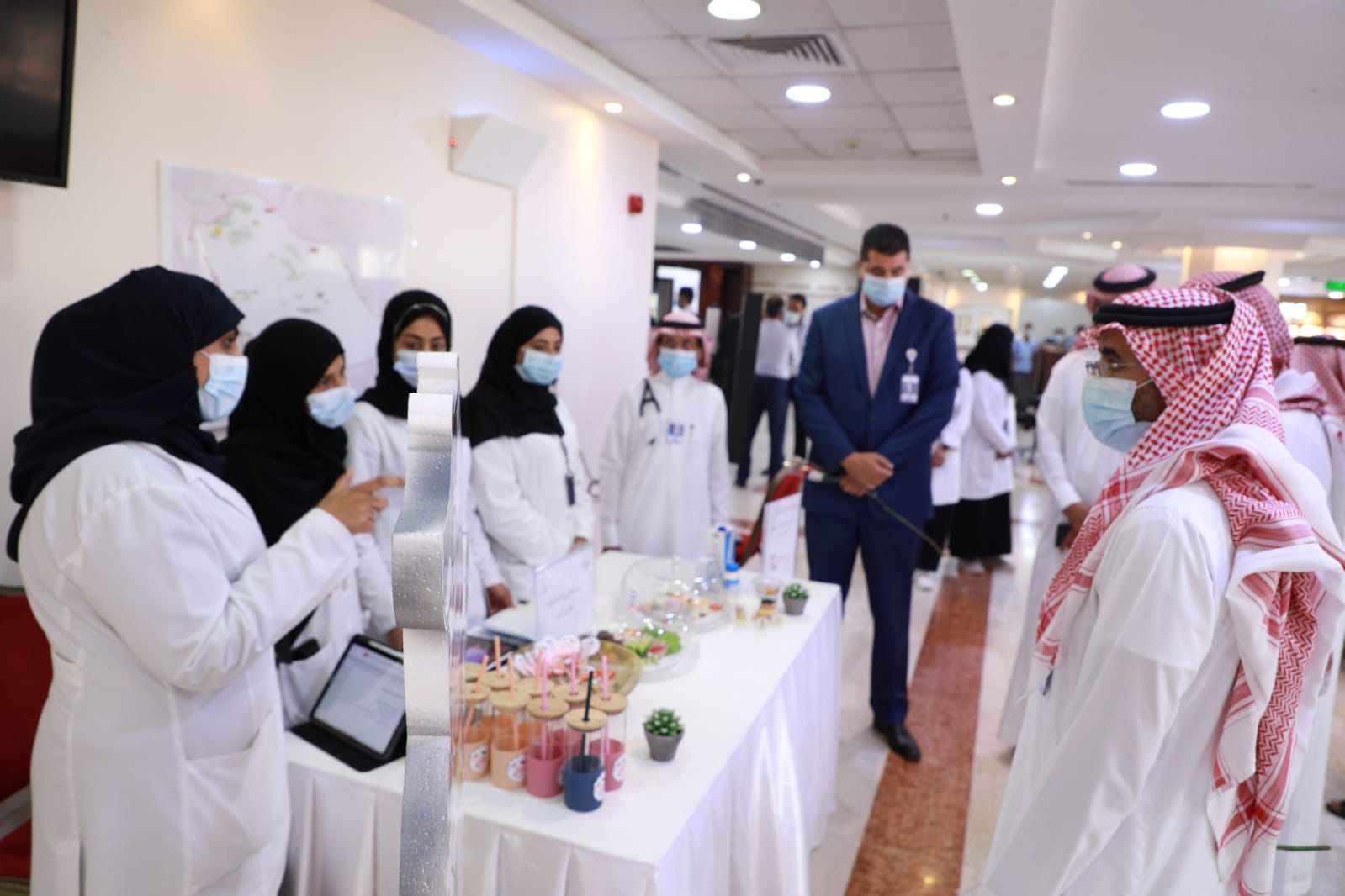 تستهدف المرضى والمراجعين والموظفين تخصصي الدمام ينظم 6 أركان للتوعية بأهمية سلامة مصادر الغذاء