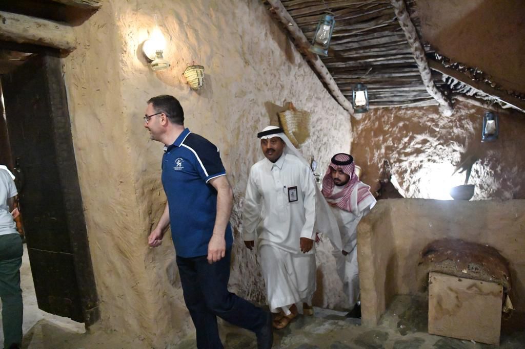 الوفود المشاركة في بطولة اتحاد غرب آسيا يزورون قرية جازان التراثية