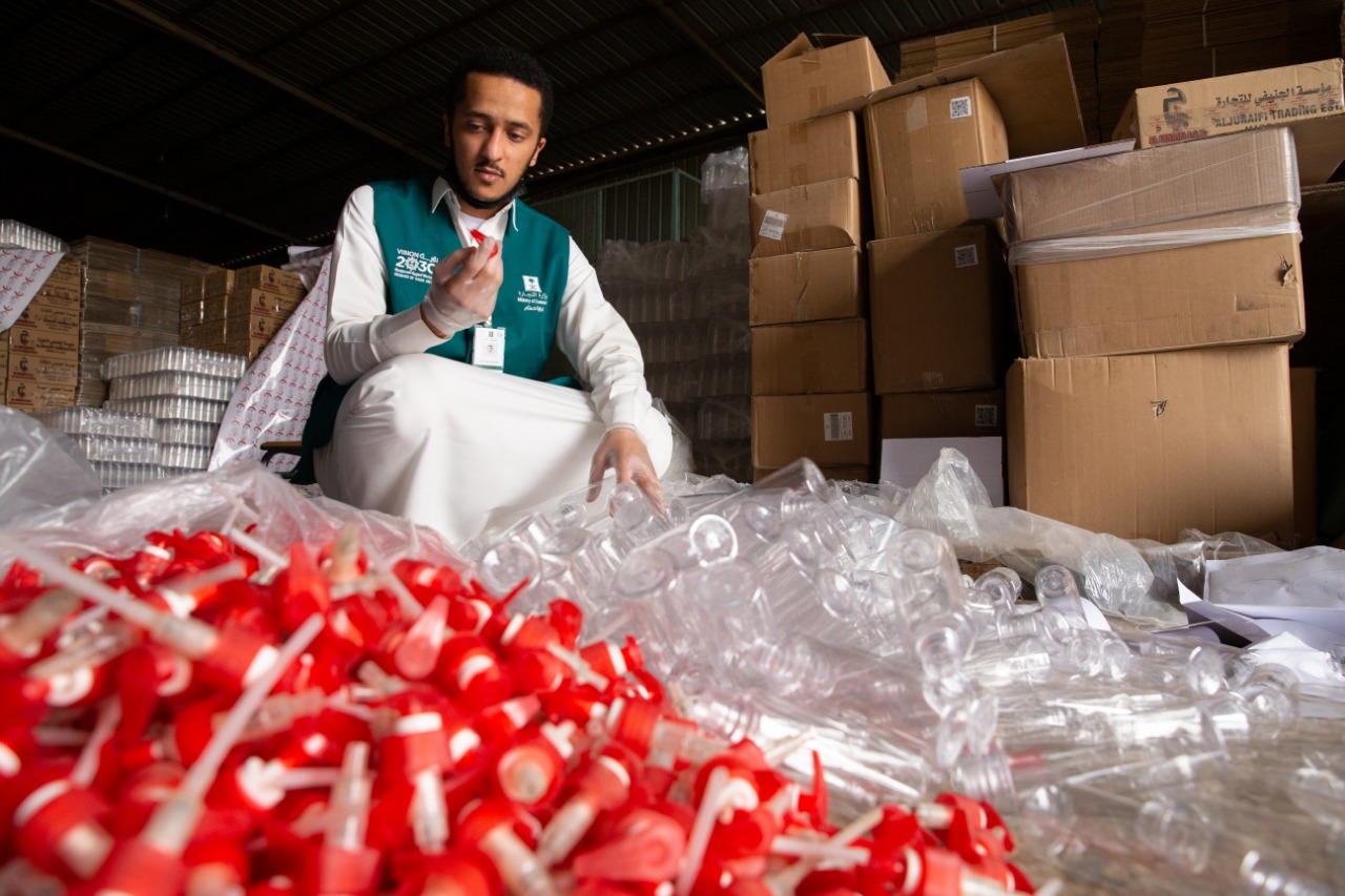 التجارة": عمليات بحث وتحري تقود للوصول إلى مستودع مخالف يقوم بتصنيع المعقمات بمواد مجهولة وبطريقة مخالفة