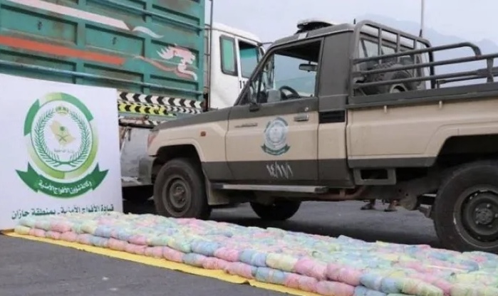 الأفواج الأمنية بجازان تقبض على شخص بحوزته (129) كيلو جرامًا من نبات القات المخدر