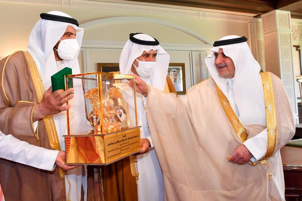 أمير تبوك يستقبل إدارة ولاعبي نادي الصقور والخالدي